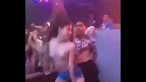 Ni&ntilde_a Se desnuda en Publico