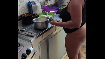 Angela Barrocas fazendo almo&ccedil_o desse doming&atilde_o para homens dela