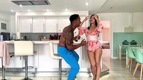 Me pago una geysha y me la follo en la cocina de mi casa
