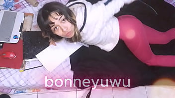 Bonneyuwu - 12:44 En la cama mostrando la cola mientras estudio