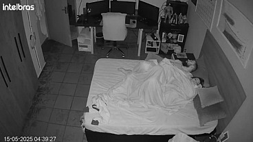 Meteção com força no quarto com simulação de flagra caseiro