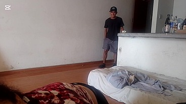 MADRASTRA LO HACE DENUEVO!!! Mi hermano me encuentra con mi madrastra y Nos Chanta jea para el también cogersela.. ELLA GRITA QUE PAREMOS!!!! DP.