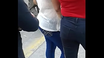 Culo en la parada del autobus
