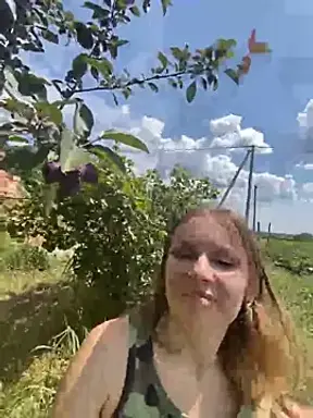 I get apples from the tree with my teeth and tongue🌻🍎🍏🍏