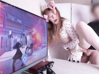 My stepsister seduced me into sex with her big butt during the time that I was playing Overwatch