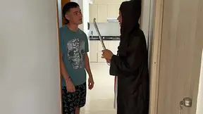 La maga de mi hermanastra se pone muy cachonda mientras me desnuda con sus poderes y me folla rico