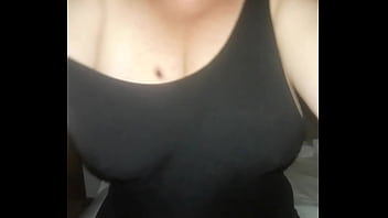 ME ACABA MIENTRAS LE MUESTRO MIS TETAS