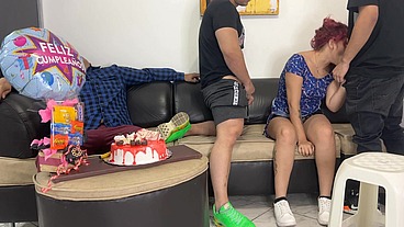 Madrastra Fue Follada por sus 2 Hijastros en el Cumpleaños de su Marido Cornudo que fue Engañado por sus Hijastros