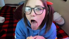 Young webcam slut plays with her sex-toys