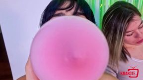 brincando com o fetiche de balao nas bucetinhas lindas
