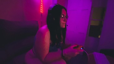 el amigo de mi novio me pilla jugando me mete la polla en la boca y se corre en mis pies