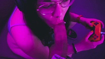 el amigo de mi novio me pilla jugando me mete la polla en la boca y se corre en mis pies