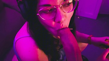 el amigo de mi novio me pilla jugando me mete la polla en la boca y se corre en mis pies