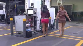 peladas no posto de gasolina frentista nao aguentou e meteu a rola na putinha