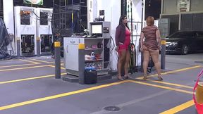 peladas no posto de gasolina frentista nao aguentou e meteu a rola na putinha