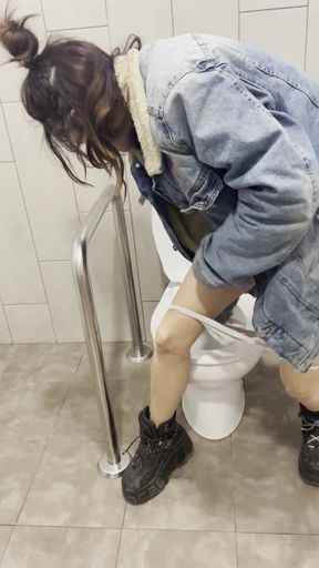 LaMenor pregnant pissing in the supermarket