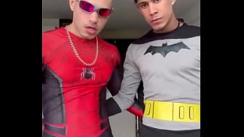 BATMAM SENTANDO NA PICA DO ARANHA