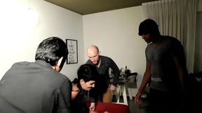 infraganti - un manejador de putas le da una puta a otro