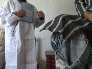 زوج عربي يزور طبيبة
