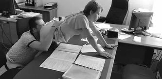 il baise sa collegue sur le bureau