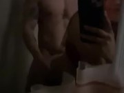 Mi novia graba mientras la cojo frente al espejo