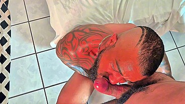 Minotauro leitando moreno tatuado