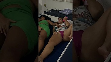 Suruba na casa de amigos dois homens para três mulheres