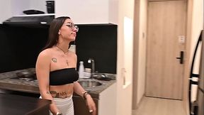 me mandan reparar el refrijerador y termino teniendo sexo con una hermosa joven y le llebno toda la cara de semen