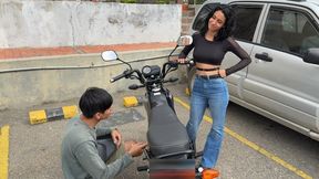 Linda chica desconocida me pide ayuda con su moto y yo le hago el mantenimiento a su estrecho co?o