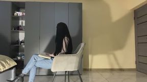 Nonstop toe tapping with crossed legs