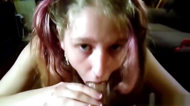 Pink-haired amateur gives a passionate blowjob in a dim living room