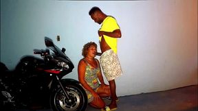 policial de servico me pega no flagra mamando escondida depois da festa e ganha uma chupada gulosa como suborno!