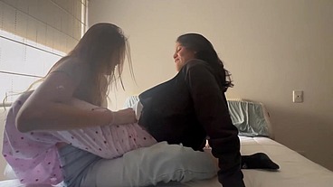 Mi mejor amiga me invita a un pijamada caliente