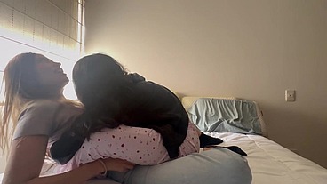Mi mejor amiga me invita a un pijamada caliente
