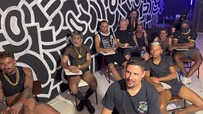 varios alunos dentro de uma sala de aula sedento por causa de sexo