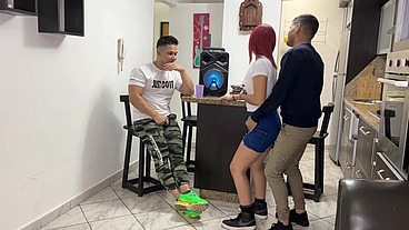 Bailando Reggaeton con la Novia de mi Amigo y Le Froto mi Polla en su Culo al Frente de el NTR Netorare
