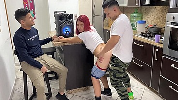 Bailando Reggaeton con la Novia de mi Amigo y Le Froto mi Polla en su Culo al Frente de el NTR Netorare