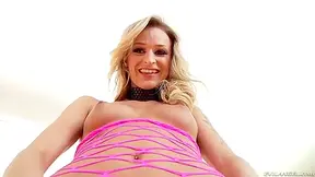 Sexy Curves And Emma Hix - Slender Slut Her For The Camera