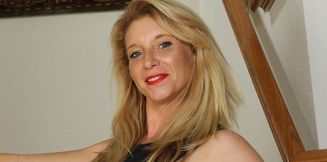 American MILF Felicia loves to masturbate her shaved pussy for your pleasure!