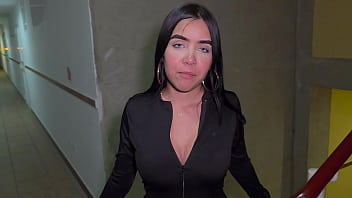 Mi vecina me toc&oacute_ el pene en la calle y eso me hizo sentir verg&uuml_enza - despu&eacute_s de eso fuimos a mi apartamento a follar