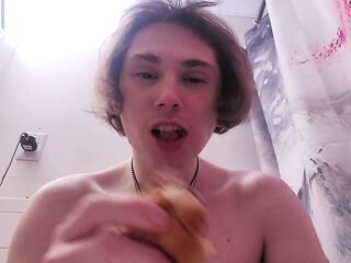 Undressed babe eats burger during the time that on the biffy