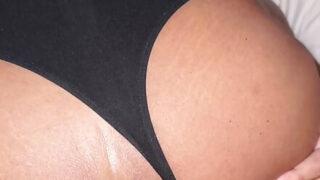 Şişman adamlar, kıvrımlı hatlara sahip Amerikalı bir transvestitin iç çamaşırlarıyla kaplı kalçalarına sertçe vuruyorlar.