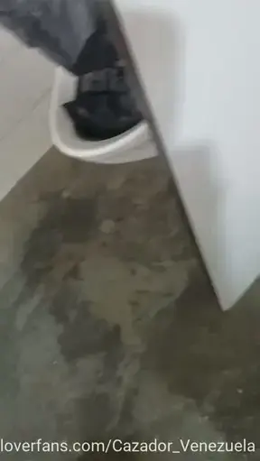 En esta oportunidad tuve un encuentro con esta pasiva desesperada que estaba en el parque y la sonsaque para un rato de morbo rico en uno de los baños, Suscribete a mi cuenta y disfruta de todo mi co…