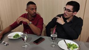 corno esta distraido no jantar fechando negocio tiffany entra embaixo da mesa para chupo o pau do parceiro e faz sexo selvagem no restaurante