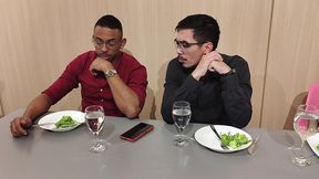 corno esta distraido no jantar fechando negocio tiffany entra embaixo da mesa para chupo o pau do parceiro e faz sexo selvagem no restaurante
