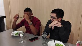 corno esta distraido no jantar fechando negocio tiffany entra embaixo da mesa para chupo o pau do parceiro e faz sexo selvagem no restaurante