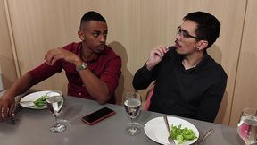 corno esta distraido no jantar fechando negocio tiffany entra embaixo da mesa para chupo o pau do parceiro e faz sexo selvagem no restaurante