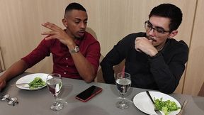 corno esta distraido no jantar fechando negocio tiffany entra embaixo da mesa para chupo o pau do parceiro e faz sexo selvagem no restaurante