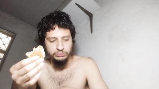 Dois cachorros quentes pra dentro e enchendo a barriga de comida , no final a minha barriga