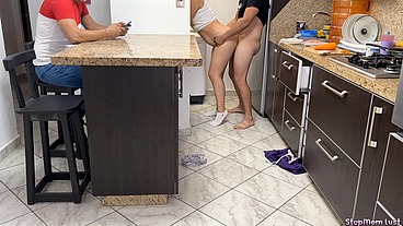 Esposa follada por el Hermanastro de su Marido cornudo al lado de el en la cocina